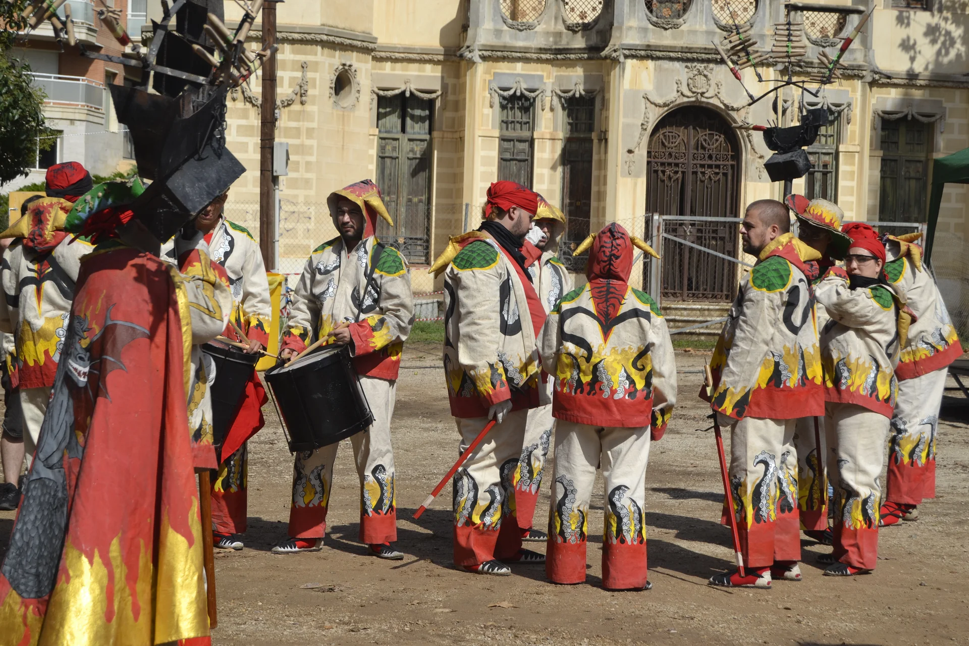 La tripulació d’Errants del Mar reunida abans de l’actuació